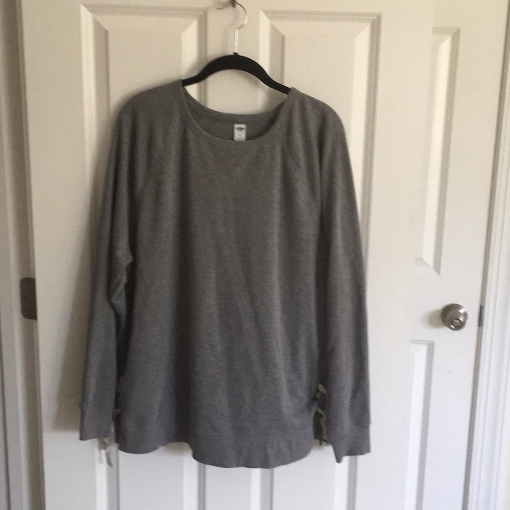 gray crew neck sweatshirt